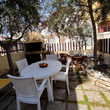 Villetta Simiri Caposchiera Con Cortile E Bbq Villasimius Kültér fotó